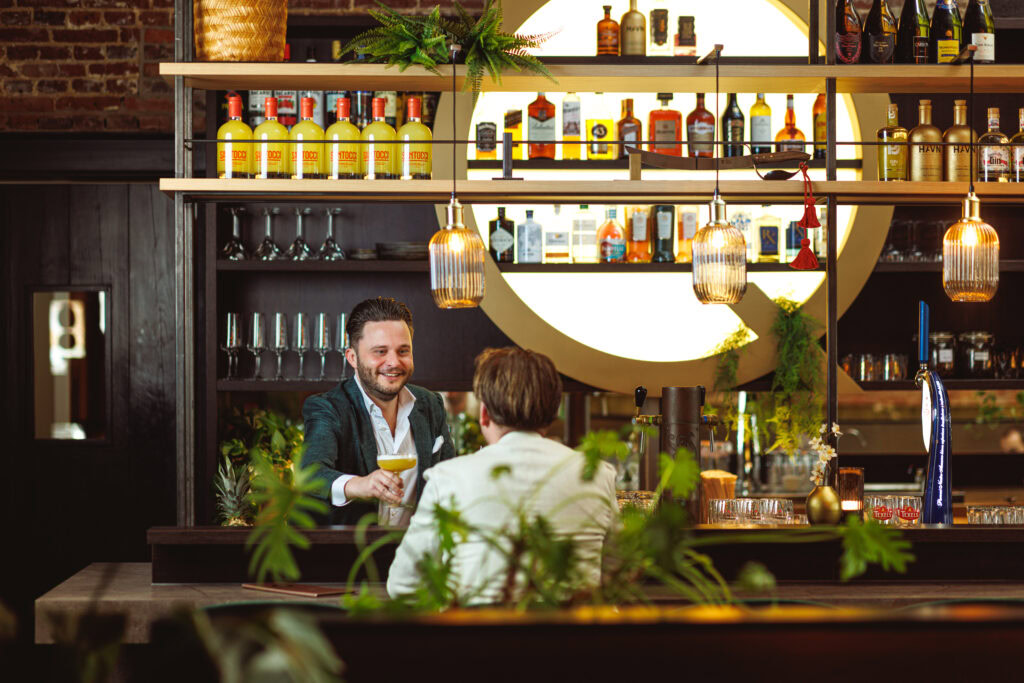 Mensen aan de bar