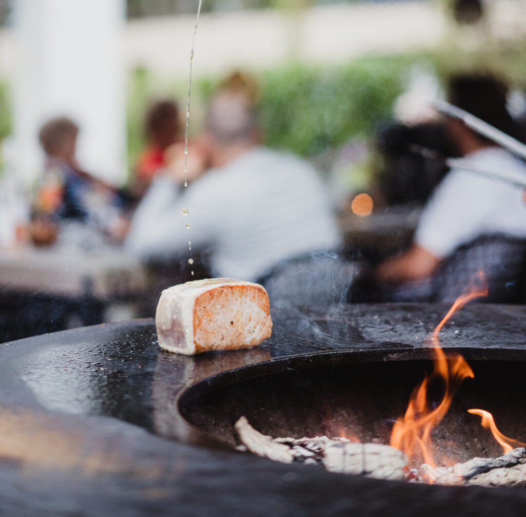 Vis op een ronde barbecue