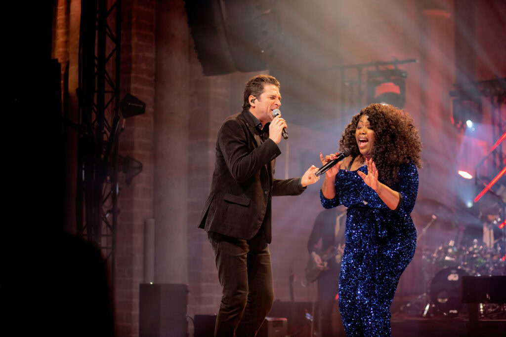 Twee zangers op een podium